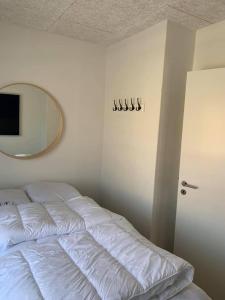 Postel nebo postele na pokoji v ubytování luksus spahus i skagen
