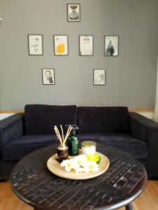 a coffee table with a plate of food on it at Suite Spa, Love Room Bien-être, Jacuzzi, Sauna, fauteuil massant et climatisation naturelle in Clisson