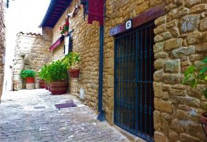 un callejón con una puerta en un edificio de piedra en Casa Rural Las Migas, en Ujué