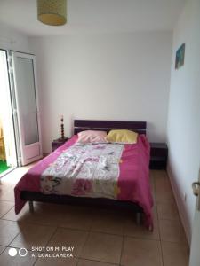 Postel nebo postele na pokoji v ubytování Charmant studio dans le sud, idéal pour un couple
