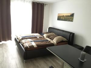 sala de estar con sofá y mesa en Ferienwohnungen am Feldrain - Gornau im Erzgebirge, en Zschopau