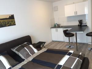 1 dormitorio con 1 cama y 1 mesa en una habitación en Ferienwohnungen am Feldrain - Gornau im Erzgebirge, en Zschopau