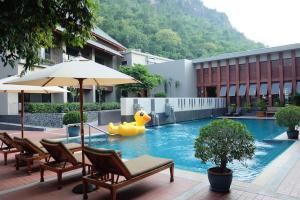 una piscina con un pato de goma en el medio en Plakan Resort, en Kanchanaburi