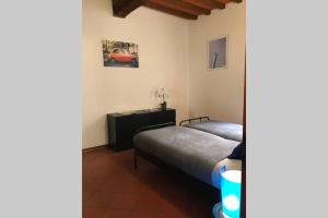 ein Schlafzimmer mit 2 Betten und einem Schreibtisch mit einem Auto an der Wand in der Unterkunft Casa di Gil in Parma