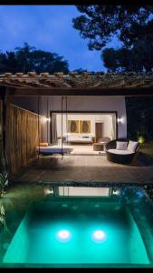 une maison avec une piscine et une chambre dans l'établissement Casa da Ilha, à Praia de Araçatiba
