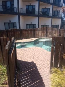 mały basen przed budynkiem w obiekcie Royal Stina Hotel-style with Swimming pool w mieście Johannesburg