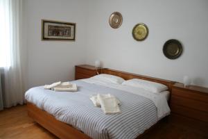 a bedroom with a bed with two towels on it at le stanze di Saraswati in Salorno