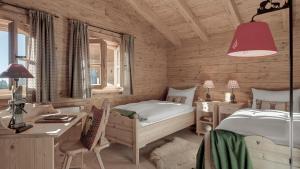 una camera da letto con un letto, una scrivania e una scrivania di INNs HOLZ a Ulrichsberg