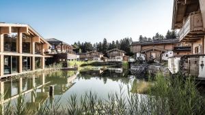 vista su un fiume in un villaggio con edifici di INNs HOLZ a Ulrichsberg