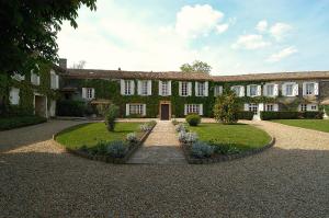 Una casa grande con un jardín enfrente. en Domaine du Châtelard en Dirac