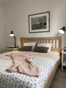 ein Schlafzimmer mit einem Bett mit einer Decke darauf in der Unterkunft Lopud Sunset Apartment in Lopud Island
