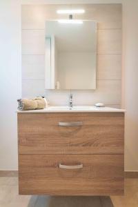 uma casa de banho com um lavatório e um espelho em Casa di Marina em Santa-Lucia-di-Moriani