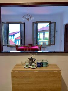 una stanza con un tavolo con tazze sopra di Casa Dei Nonni a Sanremo