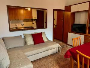 ein Wohnzimmer mit einem Bett und eine Küche in der Unterkunft Casa Dei Nonni in Sanremo