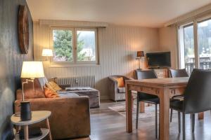 A television and/or entertainment centre at Appartement Lyret centre Chamonix, Vue d'exception