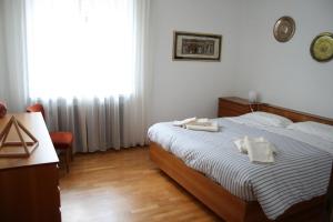 ein Schlafzimmer mit einem Bett mit zwei Handtüchern darauf in der Unterkunft le stanze di Saraswati in Salurn
