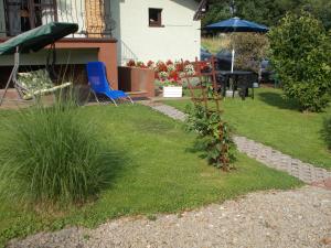 a garden with a table and chairs and an umbrella at Noclegi u Marcela in Ustrzyki Dolne