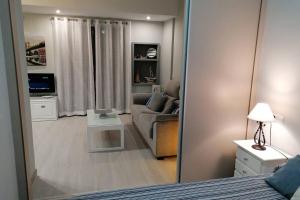 Televízia a/alebo spoločenská miestnosť v ubytovaní Apartamento 42 Eurosol, a 5 min Carihuela