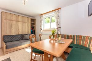 ein Wohnzimmer mit einem Tisch und einem Sofa in der Unterkunft Haus Schwaighofer in Saalbach-Hinterglemm