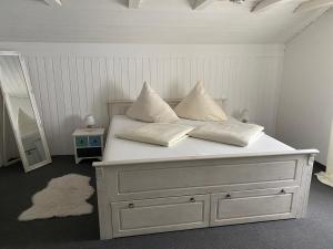フュッセンにあるHaus Floraの白いベッド(枕2つ付)