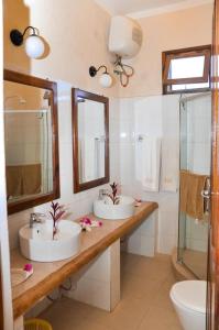 Ванная комната в Sunset Kendwa Beach Hotel