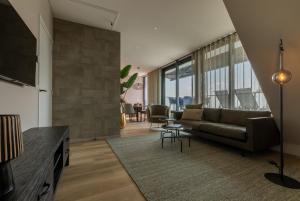 - un salon avec un canapé et une table dans l'établissement Luxe appartement Ooststraat 8b, à Domburg