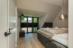 Postel nebo postele na pokoji v ubytování Luxe appartement Ooststraat 8b