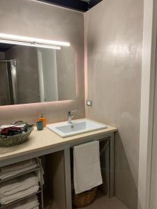 A bathroom at Dimora Le Zagare