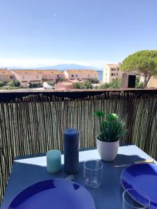 ภาพในคลังภาพของ La Coudalère avec PISCINE OUVERTE - Vue magnifique sur le Canigou - Parking Gratuit - Check-in Automatisé - Aire de jeux pour enfants-au bord du lac- Animations Juillet et Août ในเลอบาร์กาแรส