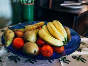 a blue plate of fruit on a table at The Cliff Hall in Shanklin