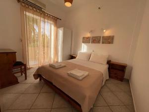 1 dormitorio con 1 cama con 2 toallas en Nostalgia Villas, en Tersanas