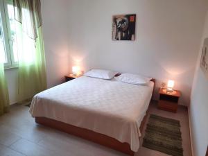 Postel nebo postele na pokoji v ubytování Apartments Niksa
