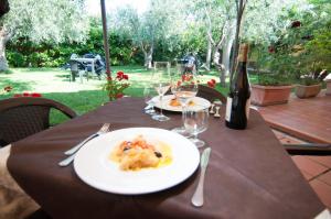 福賈的住宿－Albergo Conca D'Oro，一张桌子,上面放着一盘食物和一瓶葡萄酒