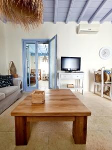 TV a/nebo společenská místnost v ubytování Mare Mare Mykonos