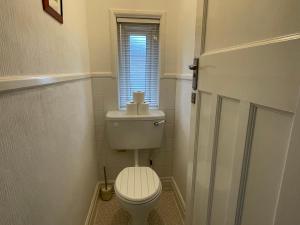 ein kleines Badezimmer mit Toilette und Fenster in der Unterkunft 1 Lathom Ave - Parking, 2 Bathrooms, Comfortable, Welcoming, Nice Area in Morecambe + 54 Fotos