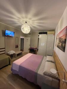 Postel nebo postele na pokoji v ubytování Smart House Rooms Central Luxury