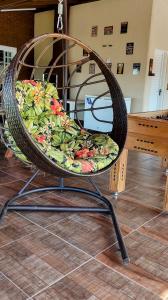 a wicker chair sitting next to a table at Rancho Paraíso in Capitólio