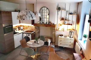 uma cozinha com mesa e cadeiras num quarto em Le repaire malouin em Saint Malo