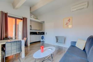 Le 15-Appartments Collioureにあるキッチンまたは簡易キッチン