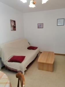 1 dormitorio con cama y mesa de madera en Gîte en Brenne Les Chênes, en Mérigny