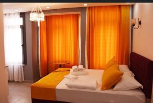 Postel nebo postele na pokoji v ubytování Galata Zade Luxury Boutique Hotel