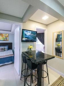 a room with a kitchen with a table and a bed at Apartamento Pontal Norte Ao Lado Da Big Wheel in Balneário Camboriú