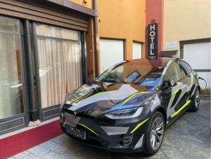 une voiture garée devant un bâtiment dans l'établissement Intra Hotel, à Verbania