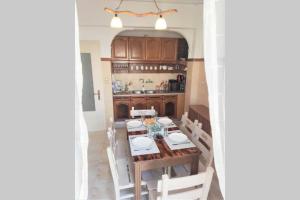 kuchnia i jadalnia ze stołem i krzesłami w obiekcie Apartment 95 m2, center of Sitia, WiFi, 350m beach w mieście Sitia