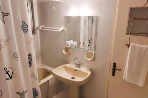 Bathroom sa Apartment 95 m2, center of Sitia, WiFi, 350m beach