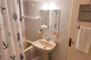 Koupelna v ubytování Apartment 95 m2, center of Sitia, WiFi, 350m beach