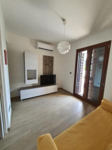 A television and/or entertainment centre at Villetta Torre Saracena Még 16 kép