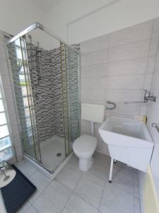A bathroom at Villetta Torre Saracena
