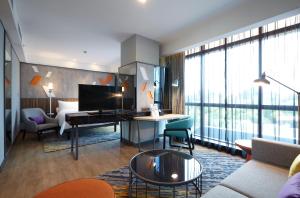 ibis Styles Medan Pattimura的电视和/或娱乐中心