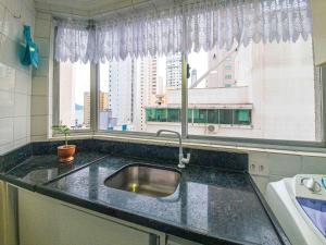 Кухня или кухненски бокс в Apartamento Pontal Norte Ao Lado Da Big Wheel